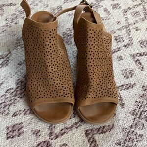 Universal Thread Tan Cutout Peep-Toe Heels